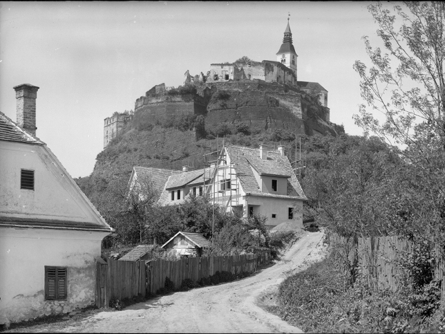 Güssing, Blick von der Straße zum Burgberg, um 1931