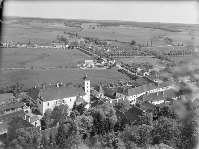 Güssing, Klosterkirche vom Burgberg aus, um 1925