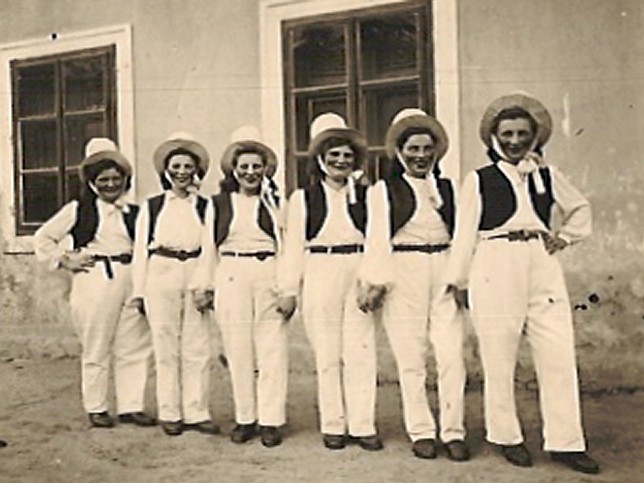 St. Nikolaus, Theather in der Volksschule 1946